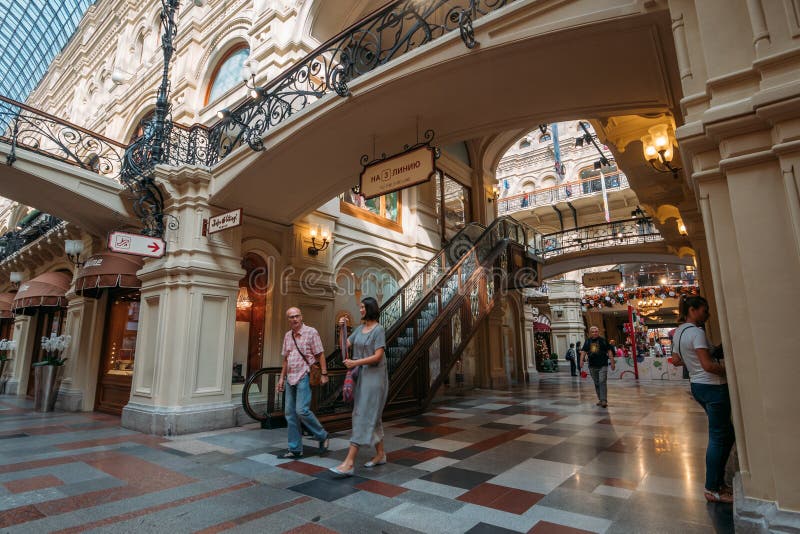 Moskva Ryssland - September 2018: Inre av GUMMI, centralt universellt varuhus för Moskva, stor galleria i mitt av Moskva royaltyfri fotografi Moskva Ryssland - September 2018: Inre av GUMMI, centralt universellt varuhus för Moskva, stor galleria i mitt av Moskva royaltyfri fotografi
