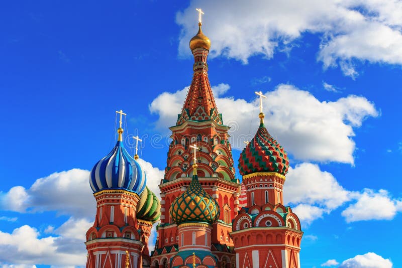 Moskva Ryssland - September 30, 2018: Kupoler av St-basilikas domkyrka på en bakgrund av blå himmel med vita moln royaltyfria bilder Moskva Ryssland - September 30, 2018: Kupoler av St-basilikas domkyrka på en bakgrund av blå himmel med vita moln royaltyfria bilder
