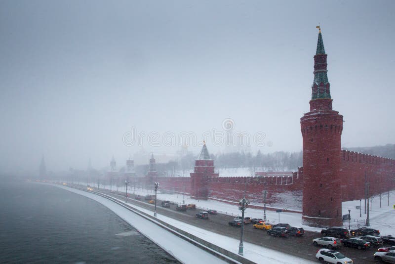 MoskvaKremltorn och invallning i snöstorm royaltyfria foton MoskvaKremltorn och invallning i snöstorm royaltyfria foton