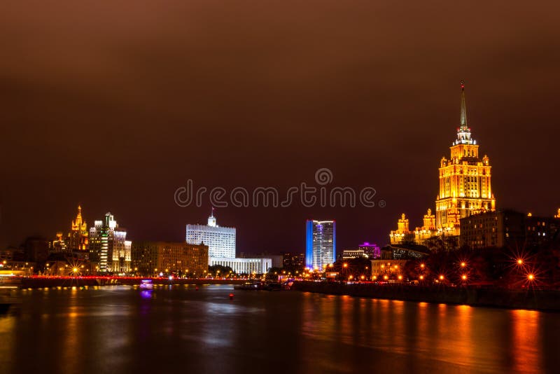 Moskvas nattliga landskap Hotel Ukraina och den ryska federationsregeringens hus royaltyfri fotografi Moskvas nattliga landskap Hotel Ukraina och den ryska federationsregeringens hus royaltyfri fotografi
