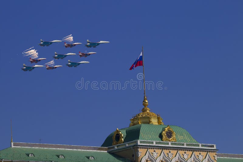 Moskwa Kremlin od Sofia quay w świętowaniu zwycięstwo zdjęcia stock Moskwa Kremlin od Sofia quay w świętowaniu zwycięstwo zdjęcia stock