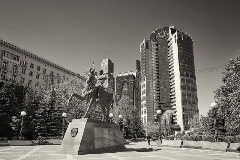 MOSKWA, MAJ, 9, 2018: Zabytek z generałem Bagration P Ja statua: bohater 1812 wojna przed Bagration biurowym centrum biznesu, obraz royalty free MOSKWA, MAJ, 9, 2018: Zabytek z generałem Bagration P Ja statua: bohater 1812 wojna przed Bagration biurowym centrum biznesu, obraz royalty free