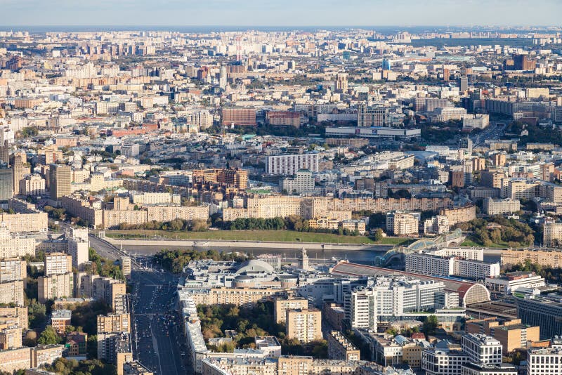 Moskwa miasto z Bolshaya Dorogomilovskaya ulicą zdjęcie stock Moskwa miasto z Bolshaya Dorogomilovskaya ulicą zdjęcie stock