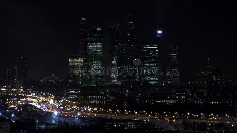 Moskwa międzynarodowy centrum biznesu «Moskwa” Nocy lub wieczór pejzaż miejski Niebieskie niebo i latarnie uliczne