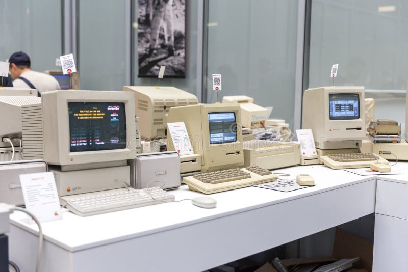 MOSKWA ROSJA, CZERWIEC, - 11, 2018: Stary oryginalny Apple Mac komputer w muzeum w Moskwa Rosja obraz stock MOSKWA ROSJA, CZERWIEC, - 11, 2018: Stary oryginalny Apple Mac komputer w muzeum w Moskwa Rosja obraz stock