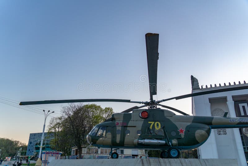 Moskwa, Rosja, Kwiecień 30, 2019: Helikopter MI-8, Rosyjska siły powietrzne na terytorium VDNH zdjęcie royalty free Moskwa, Rosja, Kwiecień 30, 2019: Helikopter MI-8, Rosyjska siły powietrzne na terytorium VDNH zdjęcie royalty free