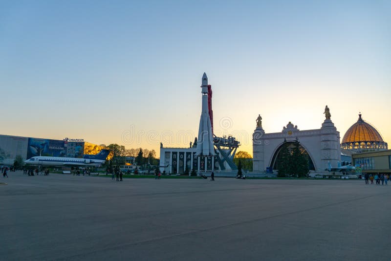 Moskwa, Rosja, Kwiecień 30, 2019: Rosyjski statek kosmiczny Vostok 1, zabytek pierwszy sowieci rakieta przy VDNH zdjęcie stock Moskwa, Rosja, Kwiecień 30, 2019: Rosyjski statek kosmiczny Vostok 1, zabytek pierwszy sowieci rakieta przy VDNH zdjęcie stock