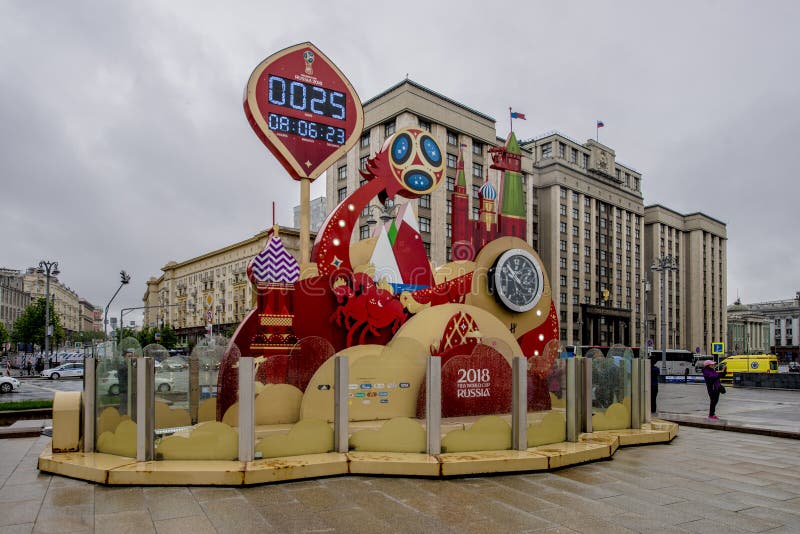 MOSKWA ROSJA, MAJA 20 2018 zegarek na kwadracie w Moskwa considering czas przed pucharem świata 2018 w Rosja, - fotografia royalty free MOSKWA ROSJA, MAJA 20 2018 zegarek na kwadracie w Moskwa considering czas przed pucharem świata 2018 w Rosja, - fotografia royalty free