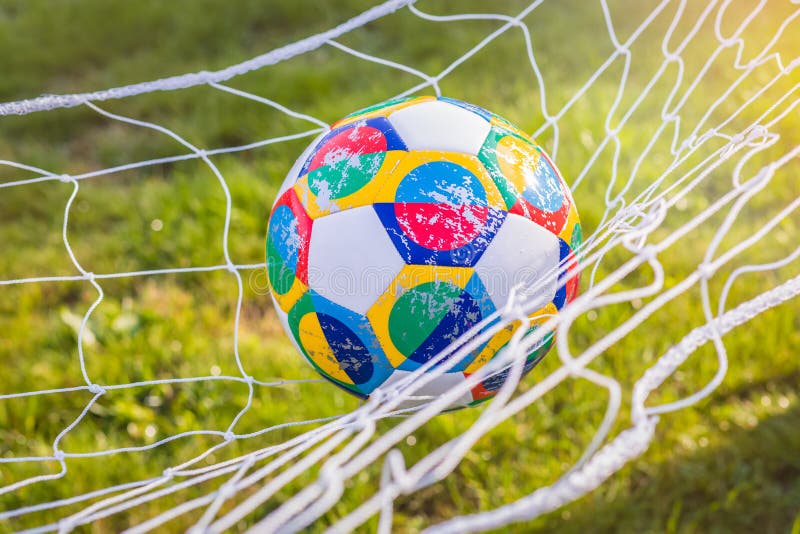 Moskwa, Rosja, Październik 7, 2018: Adidas UEFA narody liga, urzędnika zapałczany balowy szybowiec na trawie zdjęcia royalty free Moskwa, Rosja, Październik 7, 2018: Adidas UEFA narody liga, urzędnika zapałczany balowy szybowiec na trawie zdjęcia royalty free