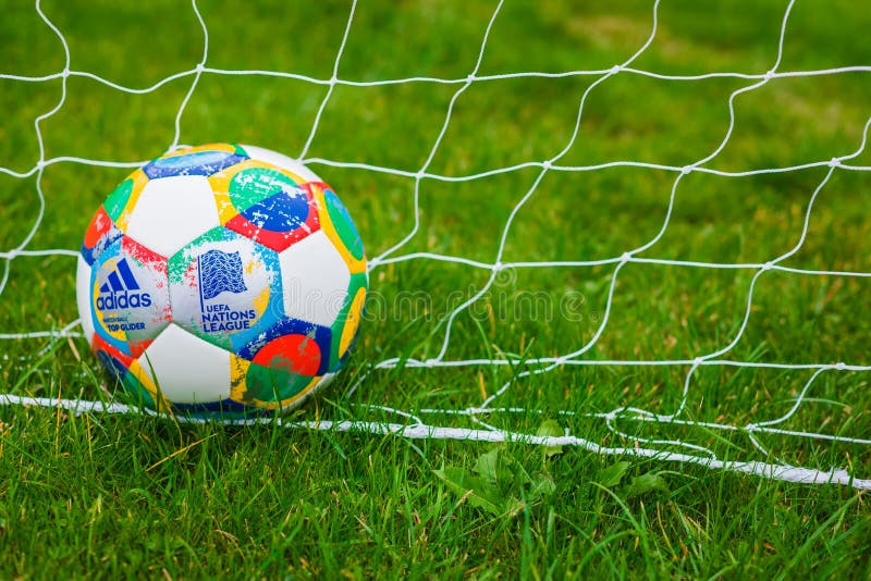 Moskwa, Rosja, Październik 7, 2018: Adidas UEFA narody liga, urzędnika zapałczany balowy szybowiec na trawie, sztandar zdjęcie stock Moskwa, Rosja, Październik 7, 2018: Adidas UEFA narody liga, urzędnika zapałczany balowy szybowiec na trawie, sztandar zdjęcie stock