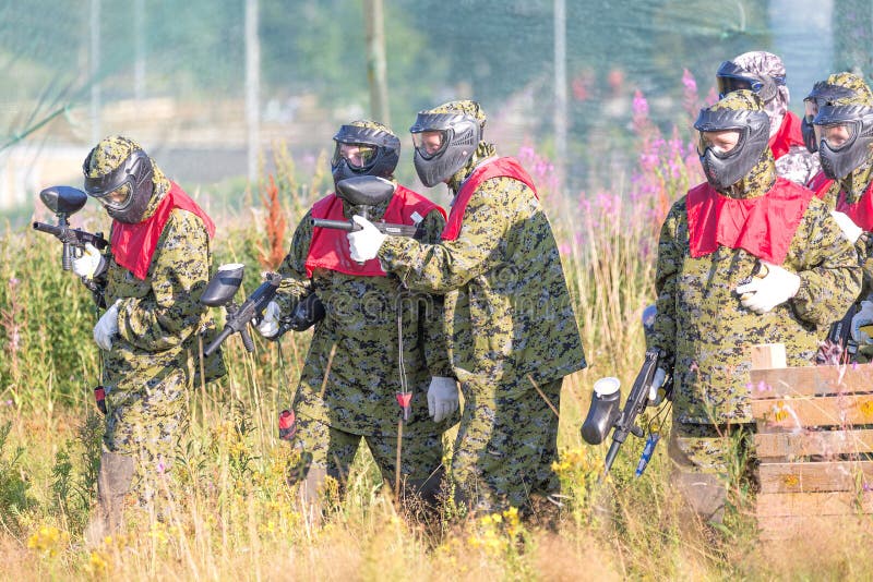 MOSKWA ROSJA, SIERPIEŃ, -, 2017: Paintball sporta gracze w ochronnym mundurze i maskowy narządzanie dla bitwy zdjęcie royalty free