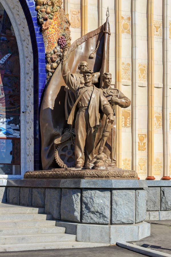 Moskwa Rosja, Sierpień, - 01, 2018: Rzeźbiony grupowy pobliski wejście pawilonu kniaź SSR na wystawie osiągnięcia Na obraz royalty free Moskwa Rosja, Sierpień, - 01, 2018: Rzeźbiony grupowy pobliski wejście pawilonu kniaź SSR na wystawie osiągnięcia Na obraz royalty free