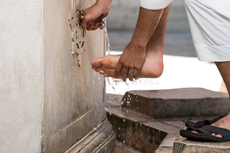 Мыть ноги мужчине. Омовение в мечети.