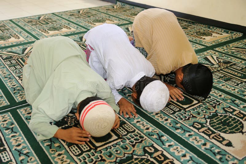 Hoe Heet Iemand Die Moslim Kerkdiensten Doet Moslemische betende Kinder stockfoto. Bild von ramadan - 7626436