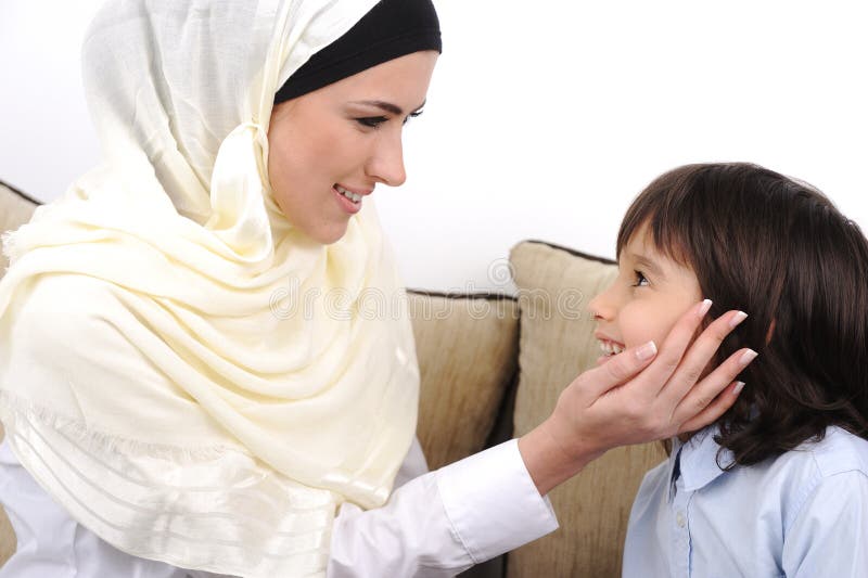 Moslemische entspannender Mutter und Sohn lizenzfreie stockfotografie Moslemische entspannender Mutter und Sohn lizenzfreie stockfotografie