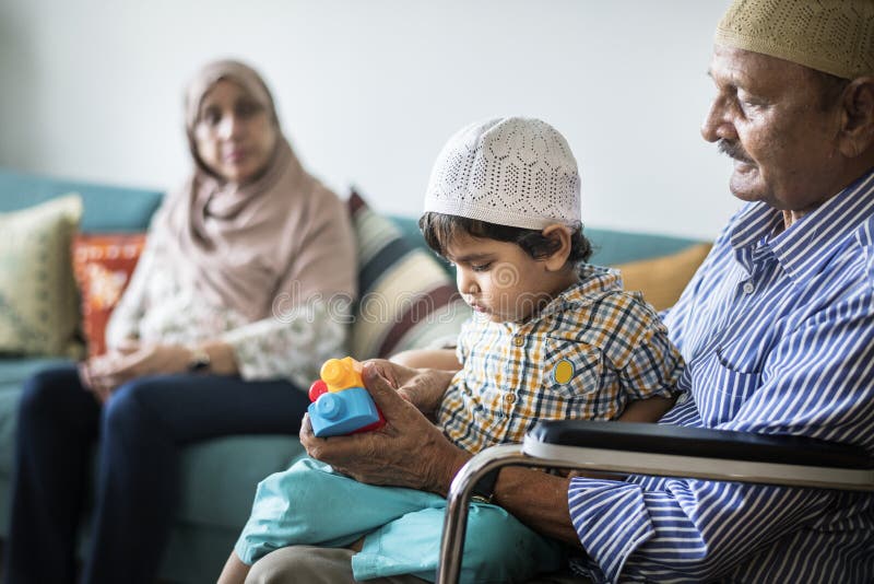 Moslemische Familie, die sich zu Hause entspannt und spielt stockfoto Moslemische Familie, die sich zu Hause entspannt und spielt stockfoto
