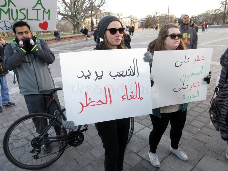 Moslemische Frauen-Protestierender an der US-Hauptstadt lizenzfreie stockfotos Moslemische Frauen-Protestierender an der US-Hauptstadt lizenzfreie stockfotos