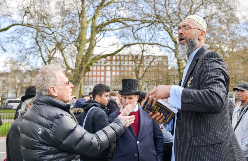 Moslemischer fundamentalistischer Prediger, der den Koran hält Sprecher bringen, Hyde Park, London, England in Verlegenheit stockfoto Moslemischer fundamentalistischer Prediger, der den Koran hält Sprecher bringen, Hyde Park, London, England in Verlegenheit stockfoto
