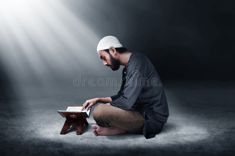 Moslemischer Mann, der heiligen Quran liest lizenzfreie stockfotografie Moslemischer Mann, der heiligen Quran liest lizenzfreie stockfotografie