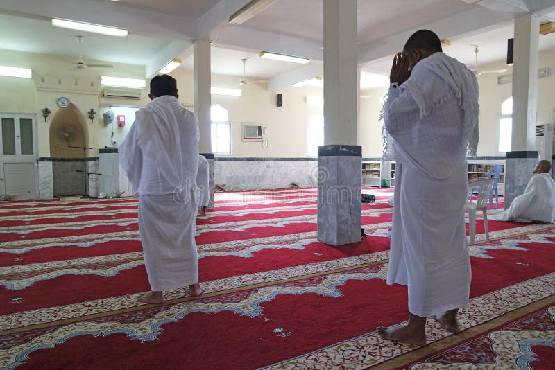 Moslems, die mit ihram beten stockfotos Moslems, die mit ihram beten stockfotos