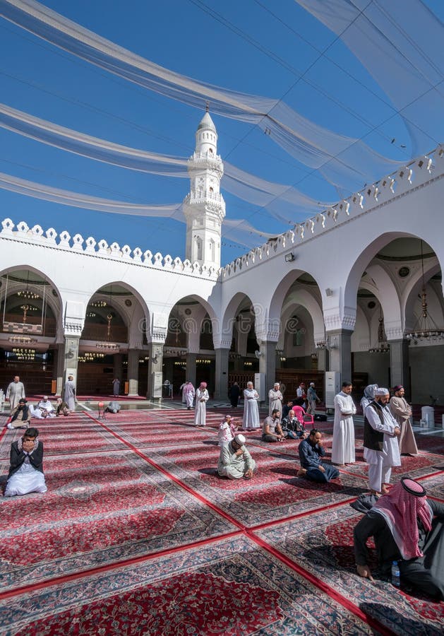 Moslems Beten Inneres Masjid Quba Redaktionelles Stockfotografie - Bild