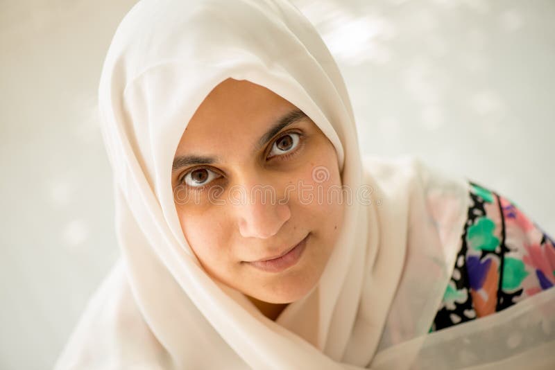 Moslim Arabische vrouw die camera bekijken stock fotografie Moslim Arabische vrouw die camera bekijken stock fotografie