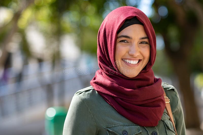 Moslim jonge vrouw die hijab dragen stock afbeeldingen Moslim jonge vrouw die hijab dragen stock afbeeldingen