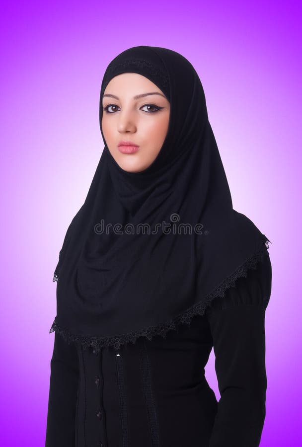 Moslim jonge vrouw die hijab op wit draagt