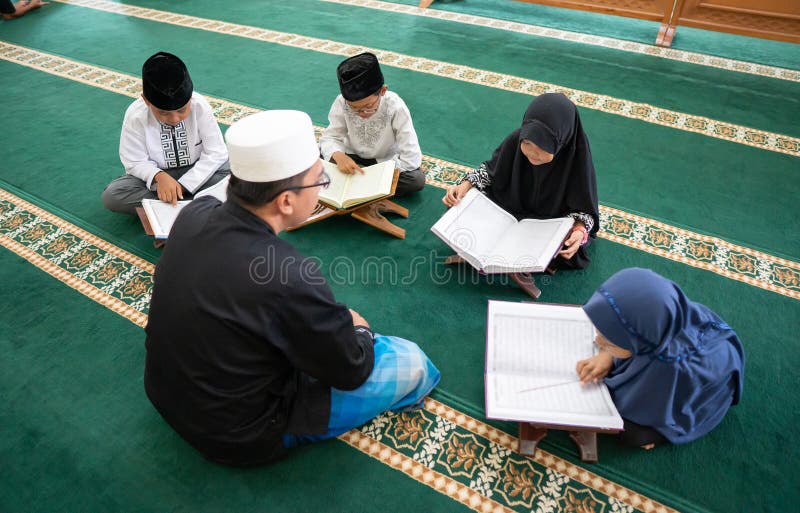 Koran Lezen En Luisteren Moslimkind Leren Quran Lezen Stock Foto - Image of mohammed