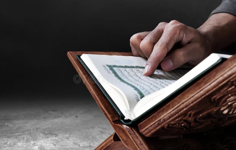 Moslimmens die heilige quran lezen stock foto's Moslimmens die heilige quran lezen stock foto's
