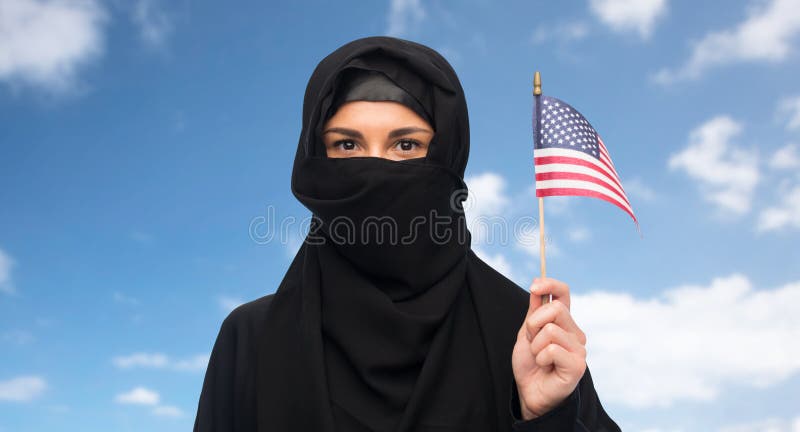 Moslimvrouw in hijab met Amerikaanse vlag royalty-vrije stock afbeeldingen Moslimvrouw in hijab met Amerikaanse vlag royalty-vrije stock afbeeldingen