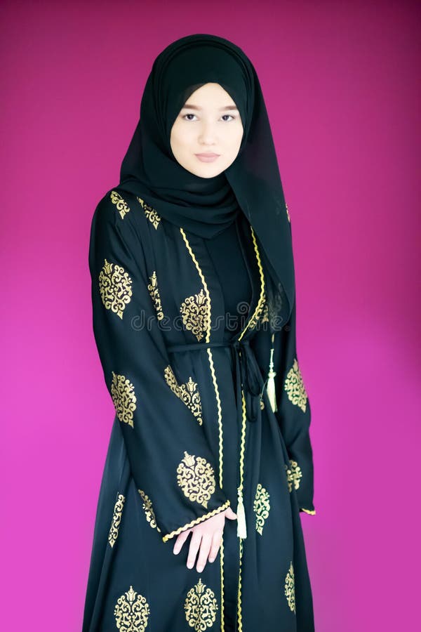 Normaal kiem slachtoffers Moslimvrouw Met Hijab in Moderne Kleding Stock Afbeelding - Image of  uitziend, moslim: 148102403