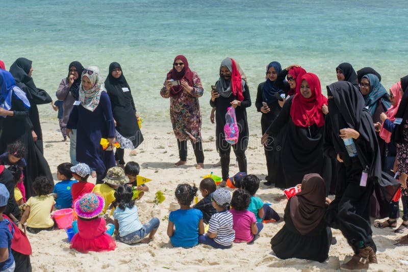 Moslimvrouwen en kinderen die pret hebben bij het strand royalty-vrije stock foto's Moslimvrouwen en kinderen die pret hebben bij het strand royalty-vrije stock foto's
