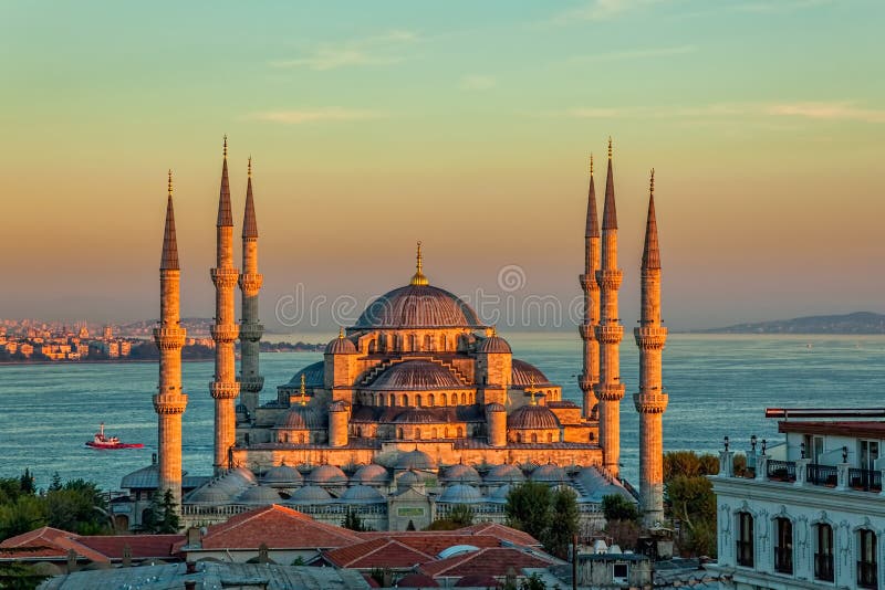 Mosquée bleue à Istanbul dans le coucher du soleil photo libre de droits Mosquée bleue à Istanbul dans le coucher du soleil photo libre de droits