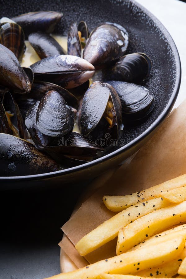 Mosselen met frietjes royalty-vrije stock afbeelding