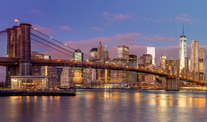 Most Brooklyński i Manhattan drapacze chmur przy wschodem słońca, Nowy Jork obraz stock Most Brooklyński i Manhattan drapacze chmur przy wschodem słońca, Nowy Jork obraz stock