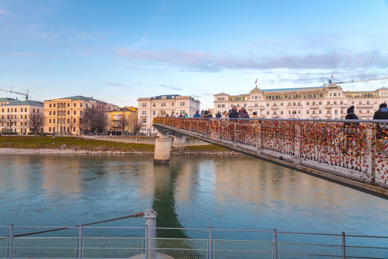 Most do zamków miłosnych w Makartsteg nad rzeką salzach w salzburgu fotografia stock