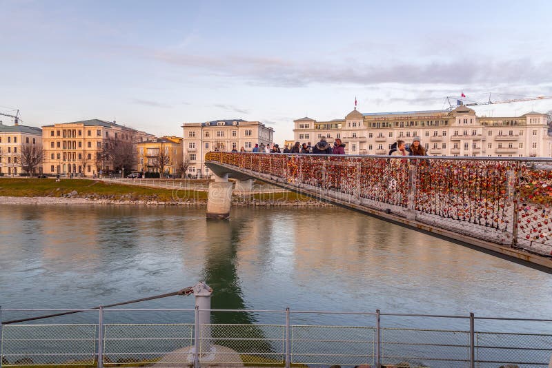 Most do zamków miłosnych w Makartsteg nad rzeką salzach w salzburgu zdjęcie stock