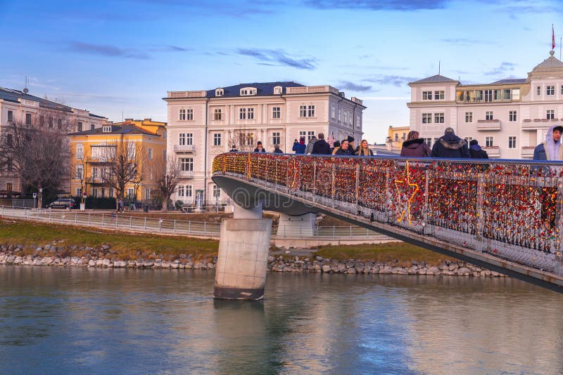 Most do zamków miłosnych w Makartsteg nad rzeką salzach w salzburgu fotografia stock