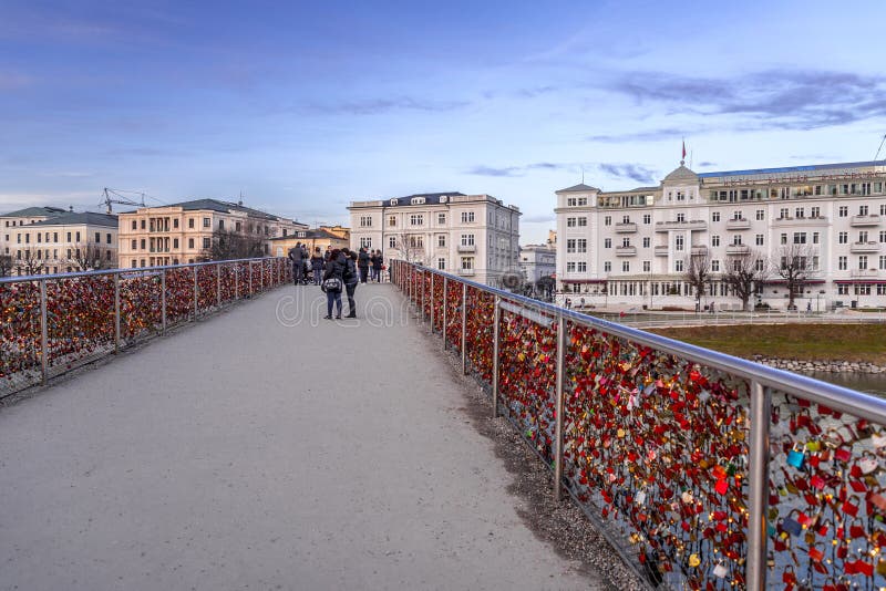 Most do zamków miłosnych w Makartsteg nad rzeką salzach w salzburgu zdjęcie stock