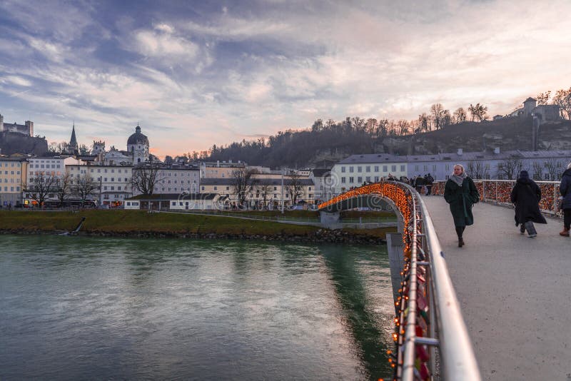Most do zamków miłosnych w Makartsteg nad rzeką salzach w salzburgu fotografia stock