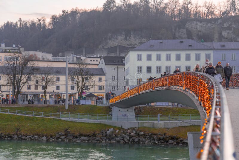 Most do zamków miłosnych w Makartsteg nad rzeką salzach w salzburgu fotografia stock