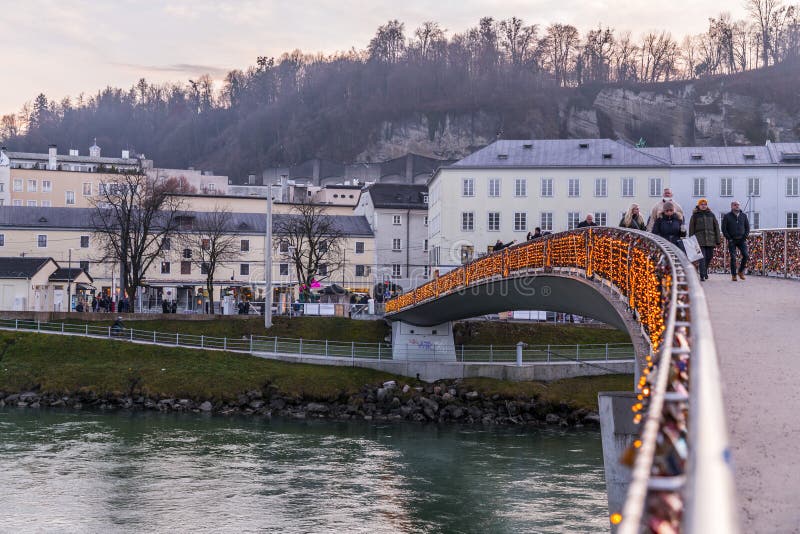 Most do zamków miłosnych w Makartsteg nad rzeką salzach w salzburgu zdjęcie stock
