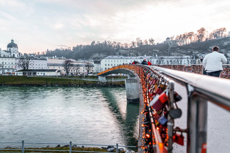 Most do zamków miłosnych w Makartsteg nad rzeką salzach w salzburgu fotografia stock