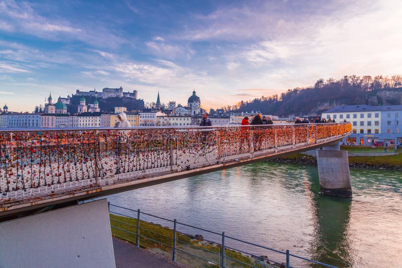 Most do zamków miłosnych w Makartsteg nad rzeką salzach w salzburgu fotografia stock