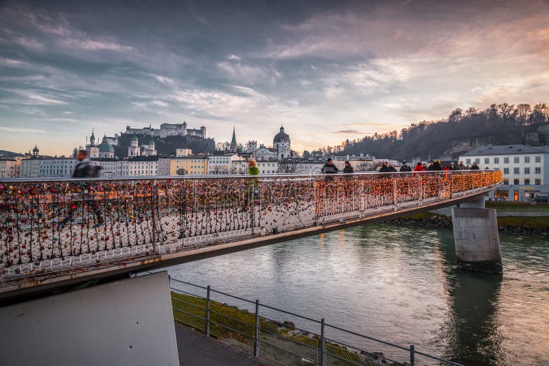 Most do zamków miłosnych w Makartsteg nad rzeką salzach w salzburgu fotografia stock