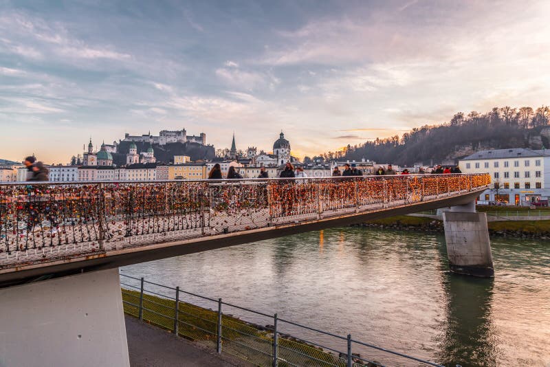 Most do zamków miłosnych w Makartsteg nad rzeką salzach w salzburgu zdjęcie royalty free