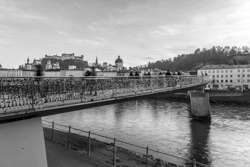 Most do zamków miłosnych w Makartsteg nad rzeką salzach w salzburgu zdjęcia royalty free