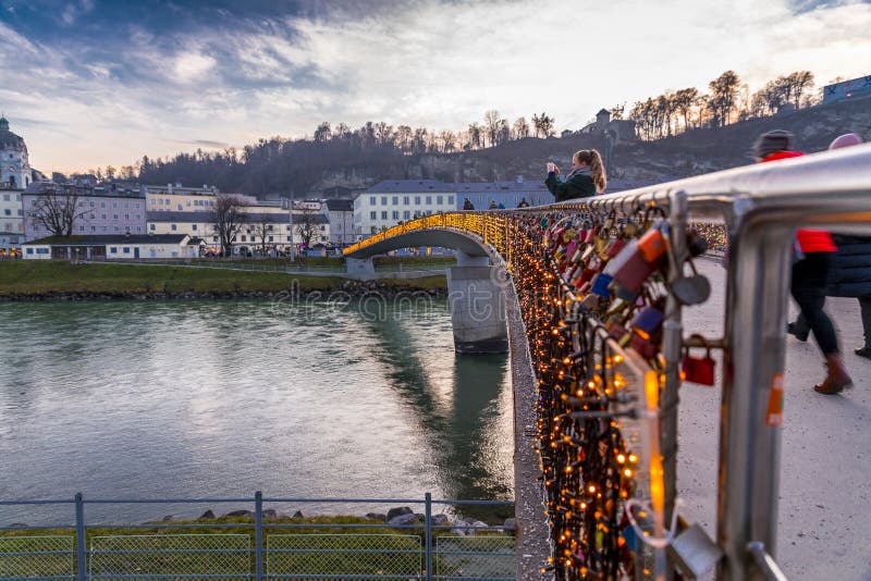Most do zamków miłosnych w Makartsteg nad rzeką salzach w salzburgu fotografia stock