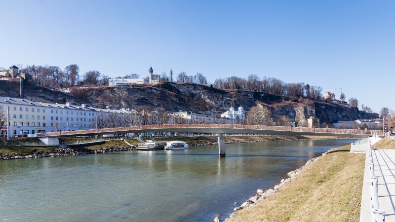 Most Makartsteg przez rzekę Salzach. Widok mostu Makartsteg przecinającego rzekę Salzach w Salzburgu, Austria Most jest przejściem dla pieszych, zaaranżowanym przez wiele "Love Locks"
